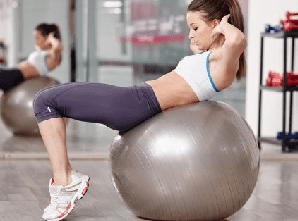 Exercício abdominal com bola